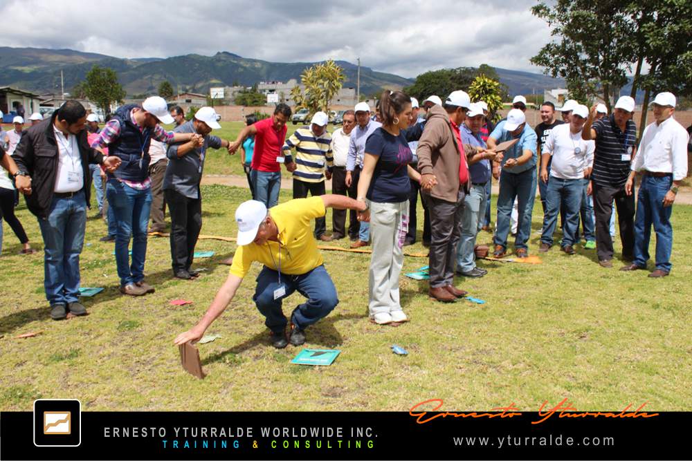 Actividades outdoor de Team Building en Lima - Perú con retos de confianza y trabajo en equipo, más allá de las Gymkhanas