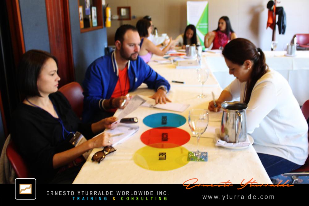 Talleres de cuerdas bajas en Perú para potenciar el liderazgo y la confianza en equipos