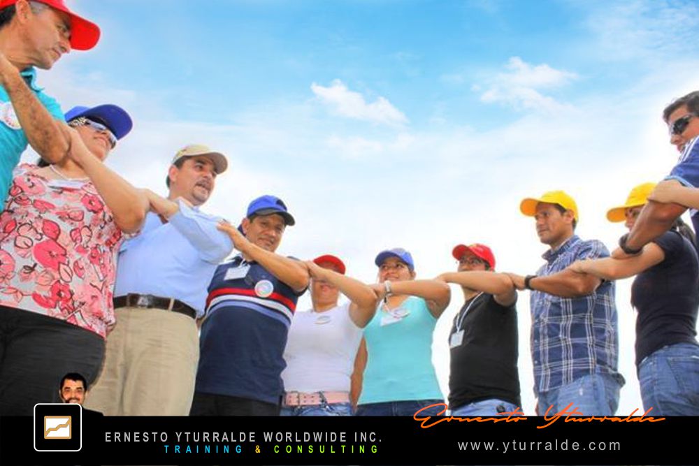 Actividades de confianza y colaboración en Team Building Perú para empresas, más allá de las Gymkhanas