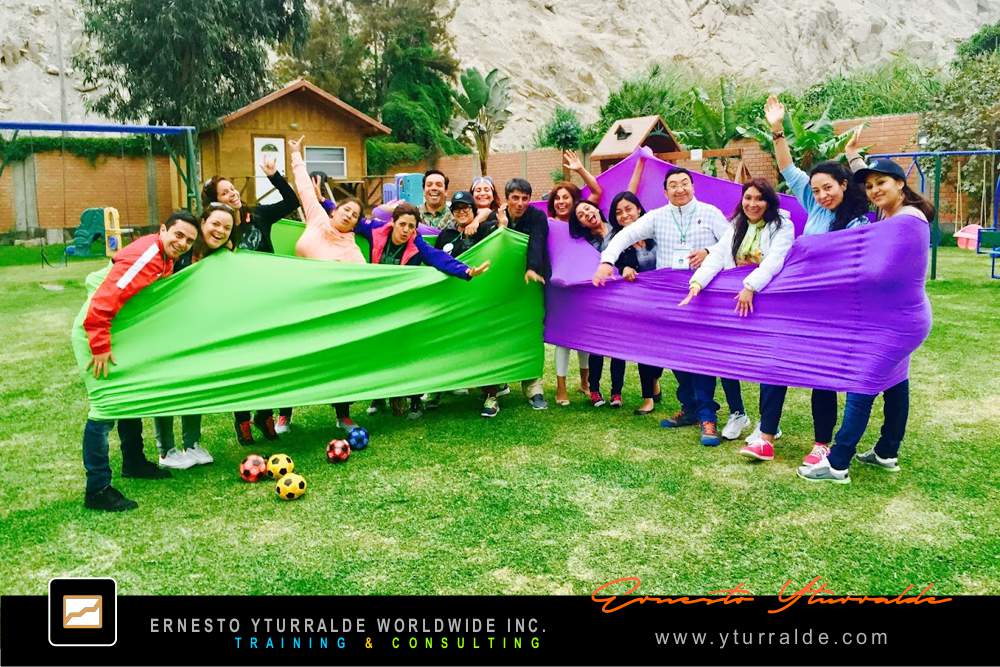Ejercicios colaborativos de cuerdas bajas en Perú con enfoque en liderazgo